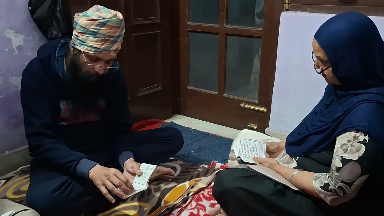   {੧}ਫੇਰਿ,ਕਿ ਅਗੈ ਰਖੀਐ;ਜਿਤੁ ਦਿਸੈ ਦਰਬਾਰੁ।।