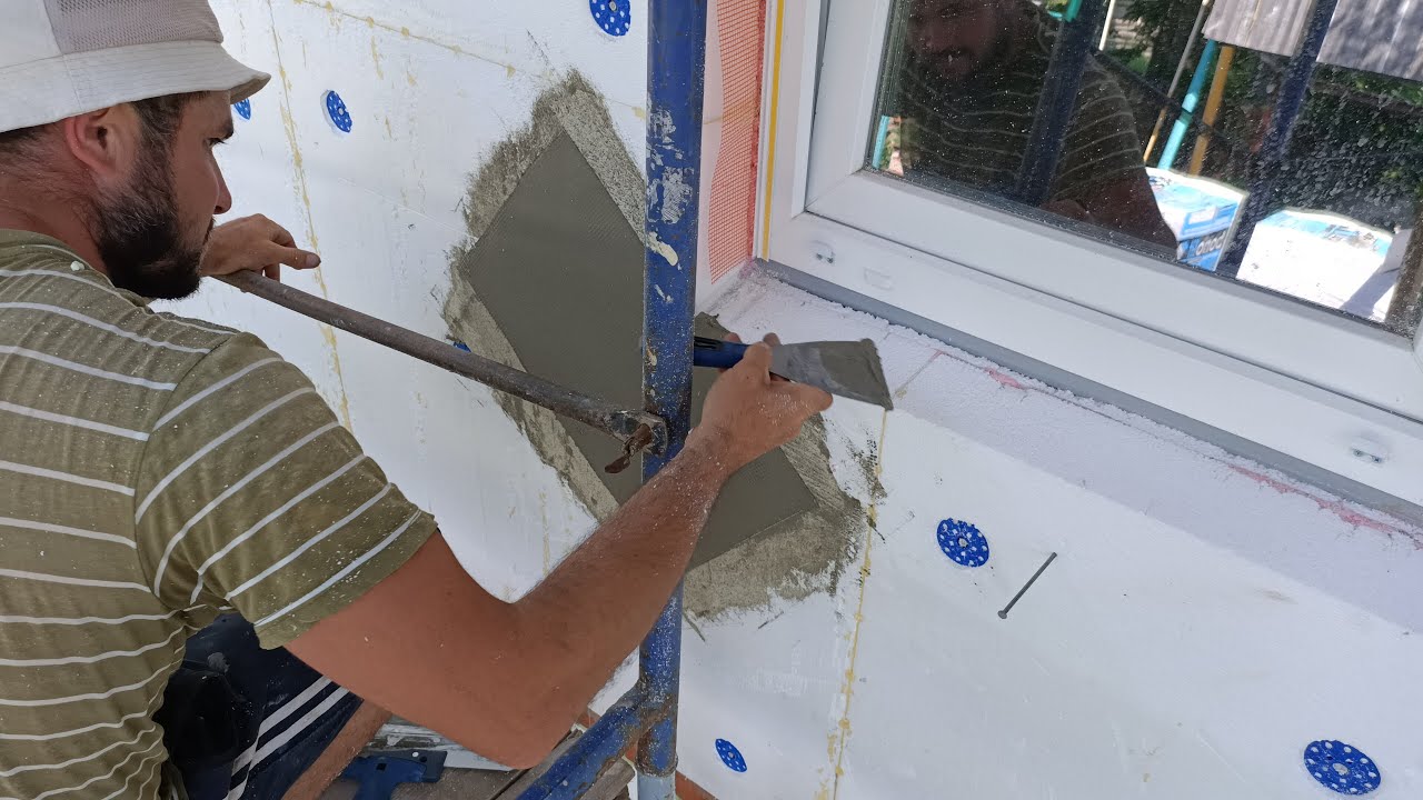 Подготовка оконных откосов к базовому слою, пропенивание швов ...