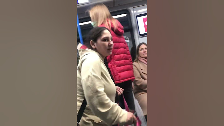 Закарпатская цыганка в метро, просит деньги у пассажиров, куда только смотрят родители? 29.12.2022г.