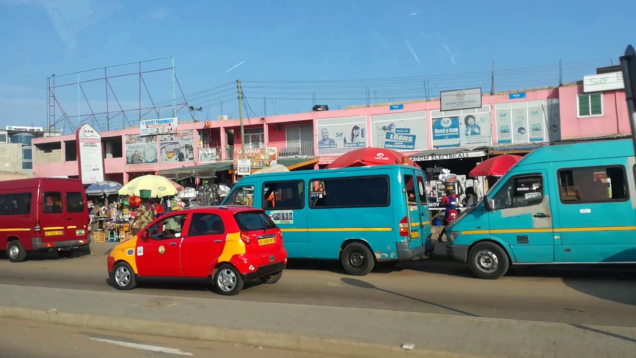 Fileverkoop op G Bush highway La Paz, Accra, Ghana 2019 Jimma & Lynne
