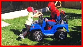 POWER WHEELS Spiderman Jeep Wrangler Racing Kid | Backyard SPIDEY Jeep Race | Superhero in Real Life