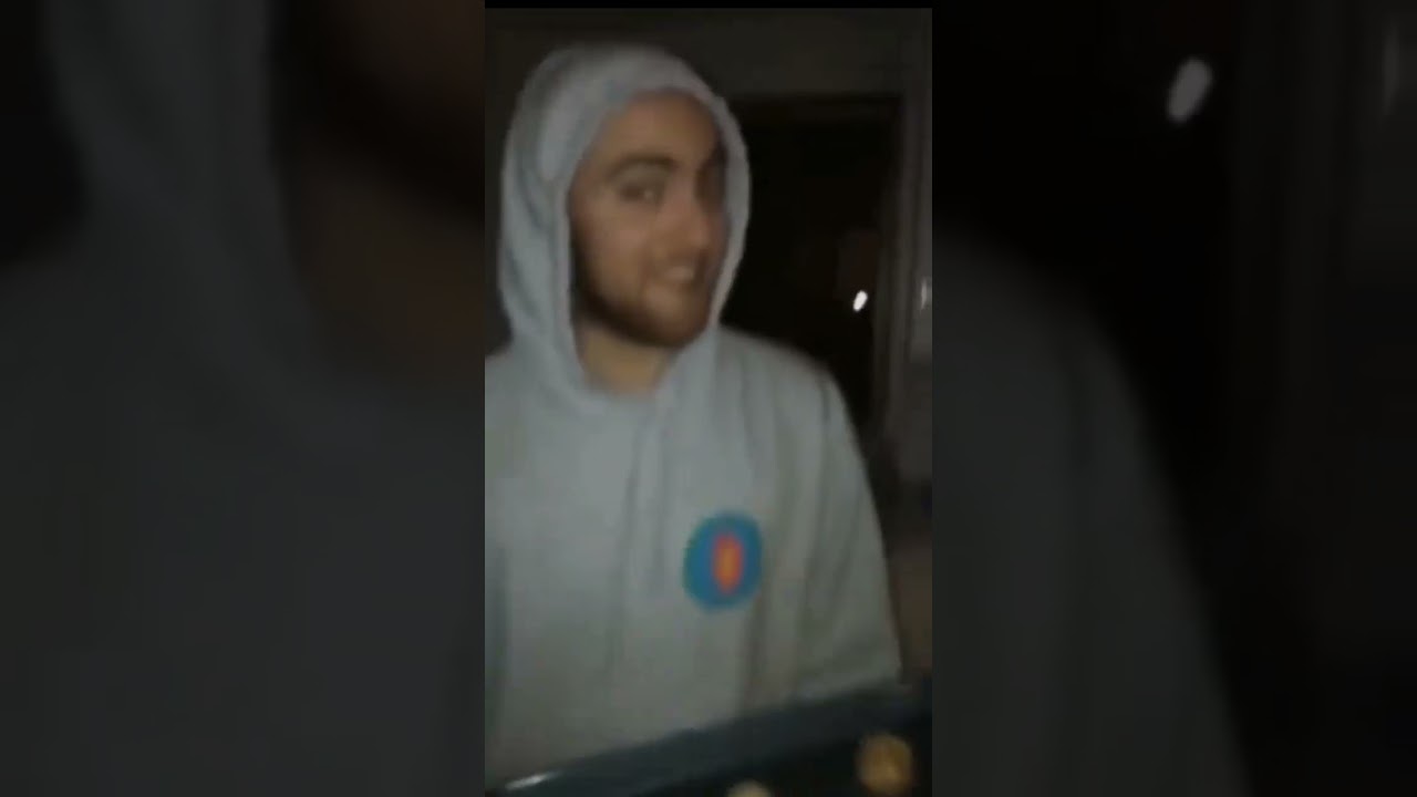 ariana and mac are  baking cookies together i love them both so crazy😂 watch till the end