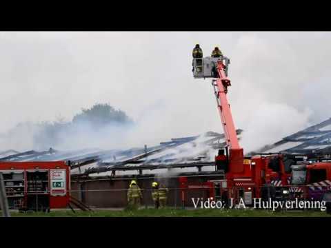 30-04-2019 Grote brand legt kippenschuur in de as aan de Ubbeschoterweg in Renswoude