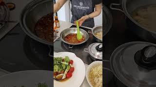 876.23.4.22(토)점심식사_샐러드마스터시연회,단호박수프랑 토마토샐러드랑 또띠아피자에 냄비밥에 통닭에 나물도 만들어 주셨다16_단무장님께서 간장소스 만드는 법 까지 알려주셨다