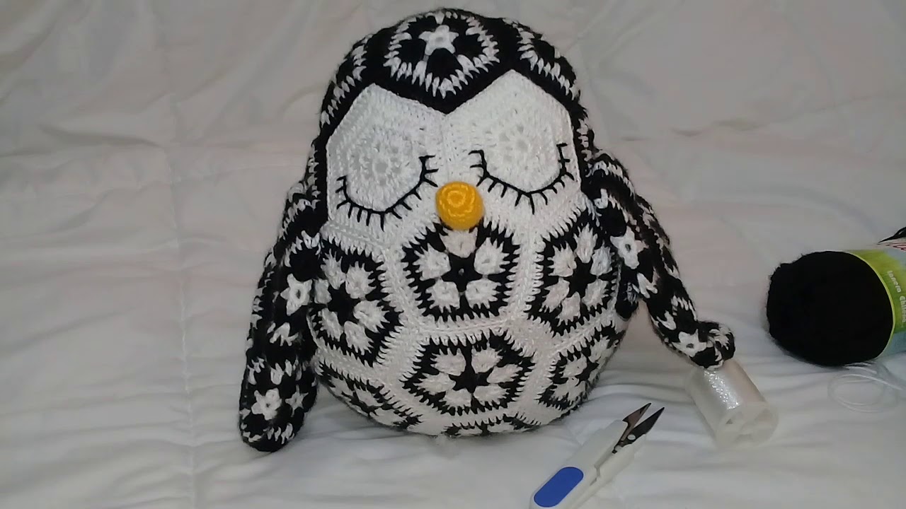 Pinguino tecnica flor africana,para mis amiguitas tejedoras!!🐧💛