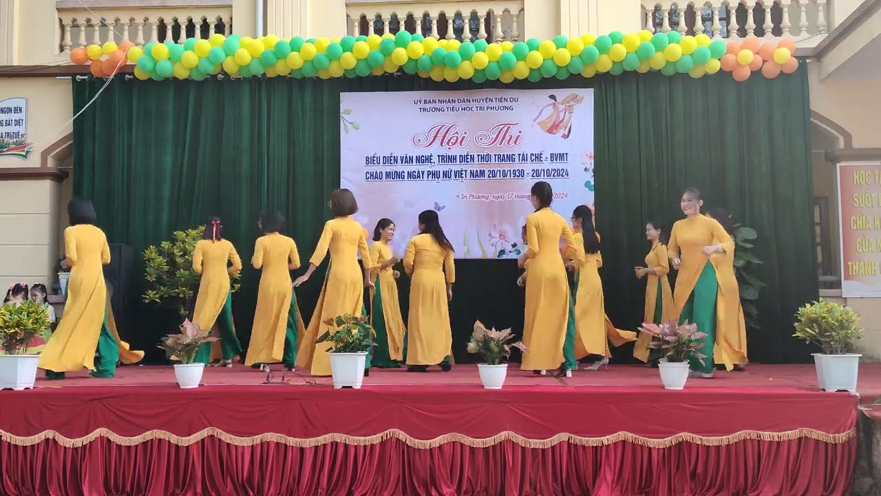 Trình diễn thời trang tái chế ( trường tiểu học Tri Phương)