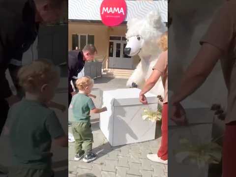 Сюрприз для Детей – Настоящий Белый Мишка! 🐻🌟#белыймедведь #деньрождение #сюрприз #shorts
