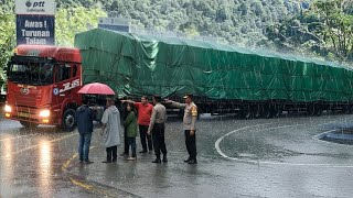 MUSTAHIL BISA LOLOS !!! Sopir Truk Asal China Muatan Raksasa Berjuang Habis-Habisan Lewati Tikungan