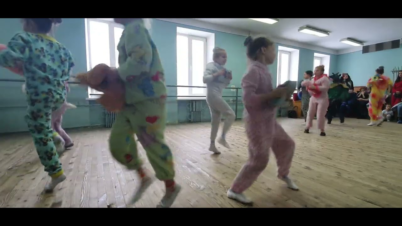 Танець з подушками до дня Святого Миколая.