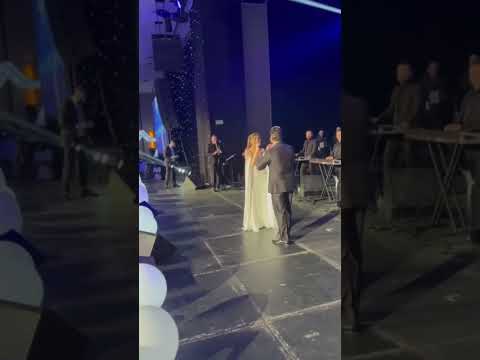 وائل كفوري و نوال الزغبي يغنيان الديو الشهير مين حبيبي انا مع ا على المسرح