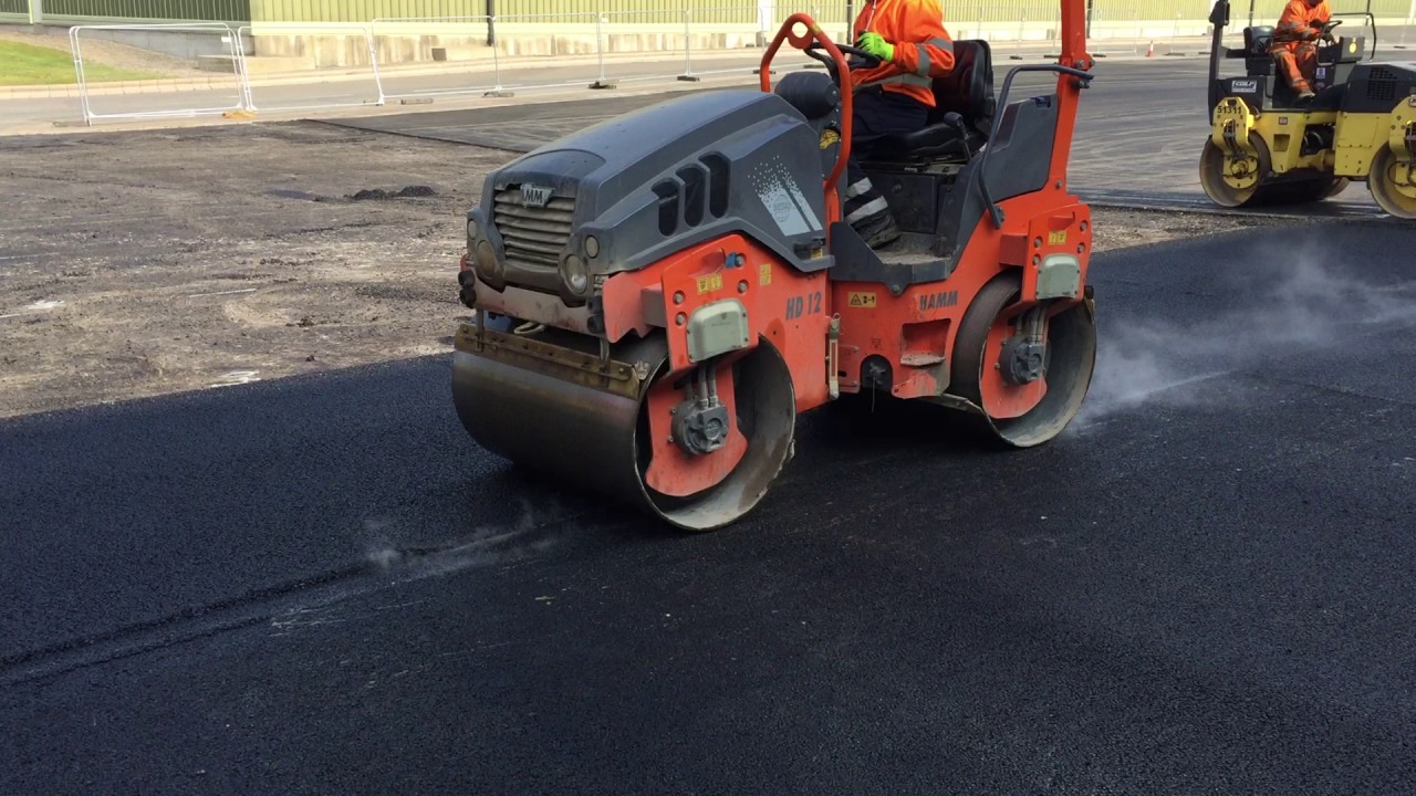 Rolling a jointless asphalt surface