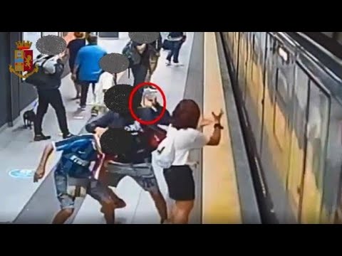 Scippo nella metro a Milano: i ladri soffiano il cellulare a una ragazza che legge un messaggio