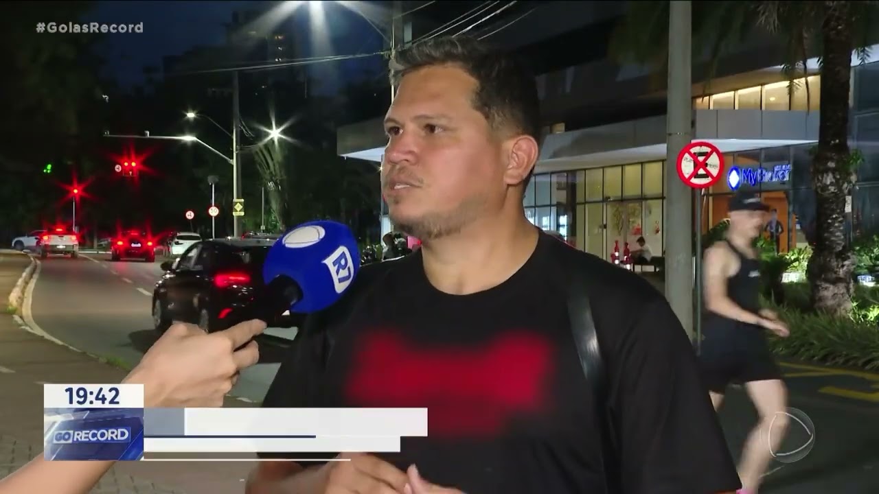Reportagem sobre a Zero62 Foto Esporte mostra fotógrafo sendo entrevistado na Avenida Ricardo Paranhos, em Goiânia