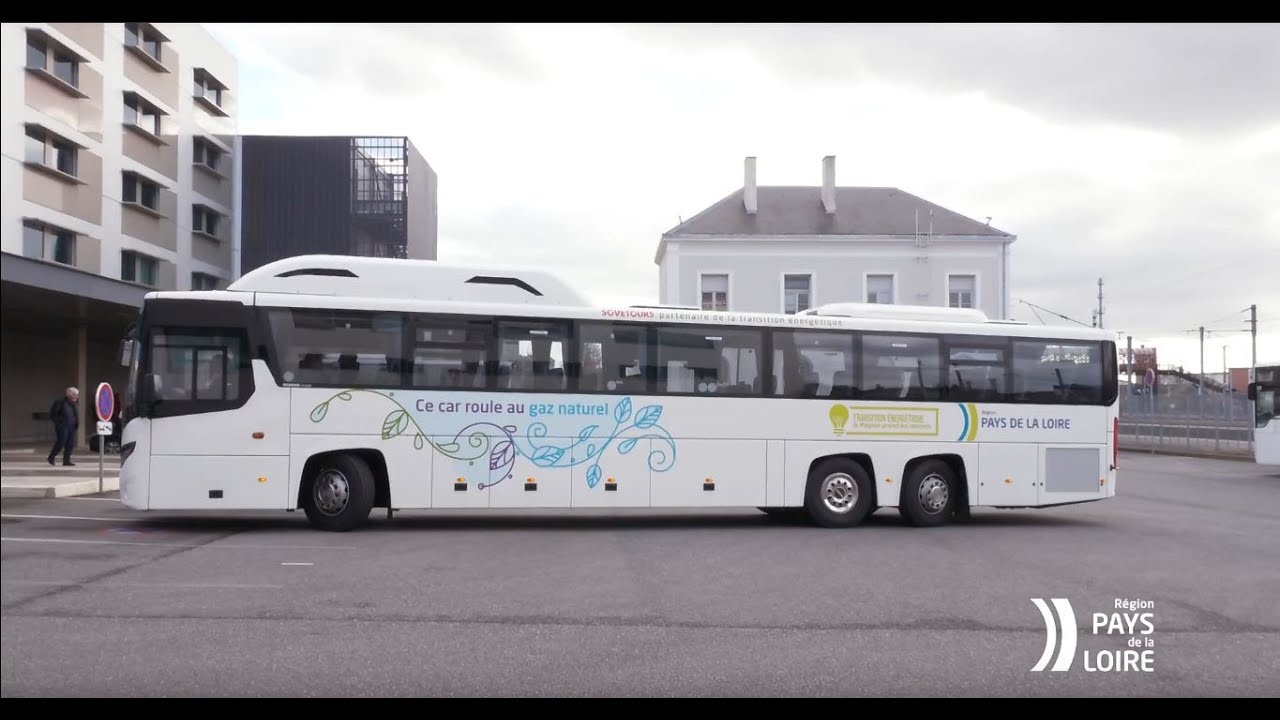 reportages francais Inauguration d'un autocar roulant au gaz naturel pour véhicules en Vendée