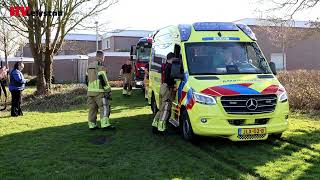 Ambulance Met Patiënt Vast Op Drassig Gras, Brandweer Schiet Te Hulp