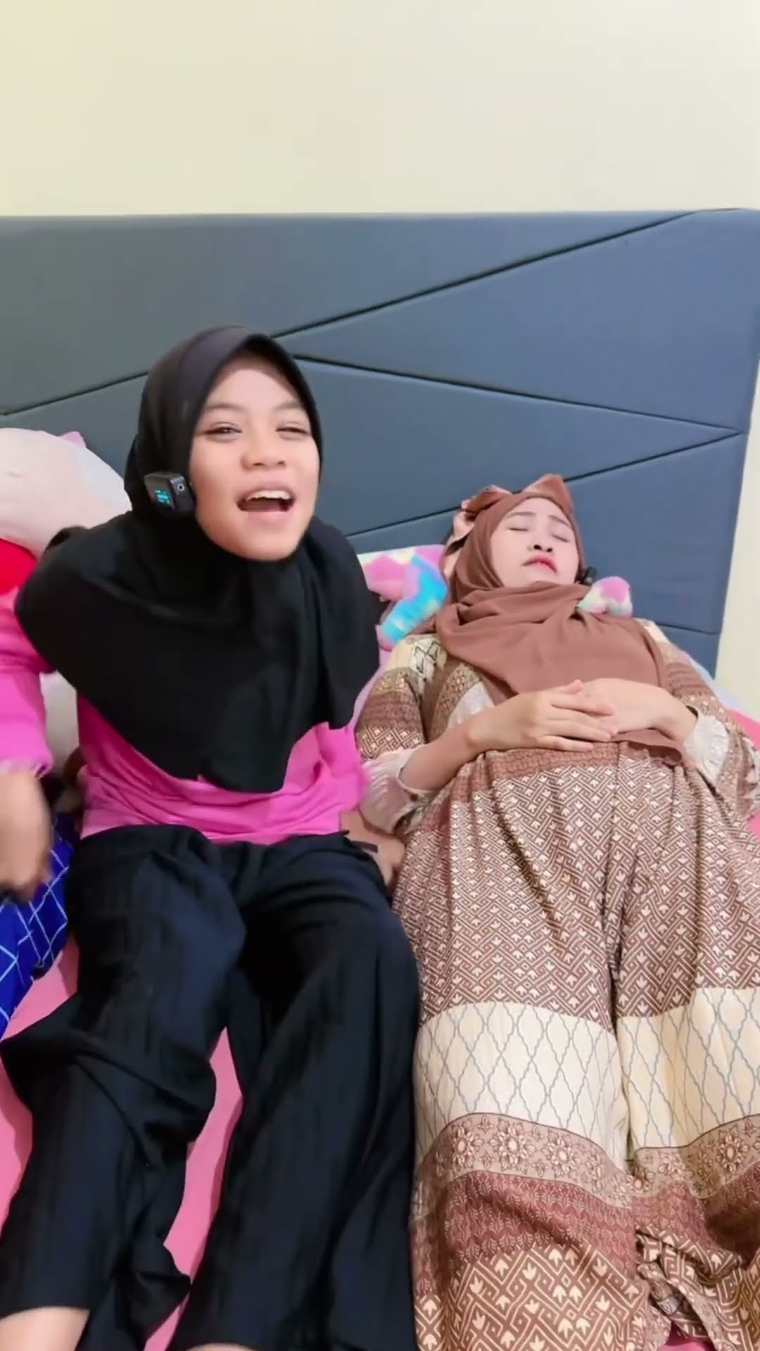 KALIAN KALO TIDUR SUKANYA SAMA SIAPA NI TEMAN TEMAN ?
