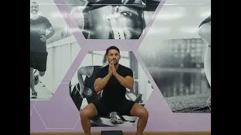 Salto no step com agachamento.