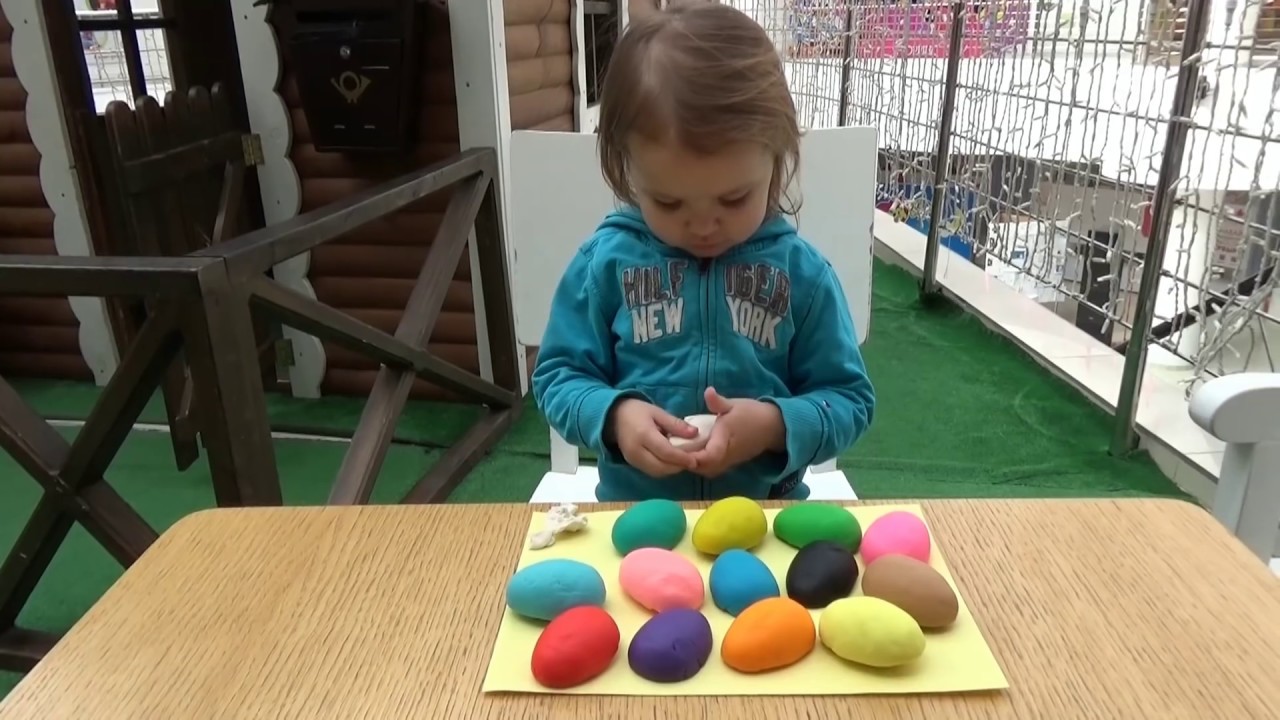 Miss kinder. Катя играет. Катя и Макс огромное яйцо. Катя в игрушечном доме. Катя в игрушечном городе.