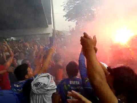 Watch the video for La boca va caminando al basurero estadio de barcelona