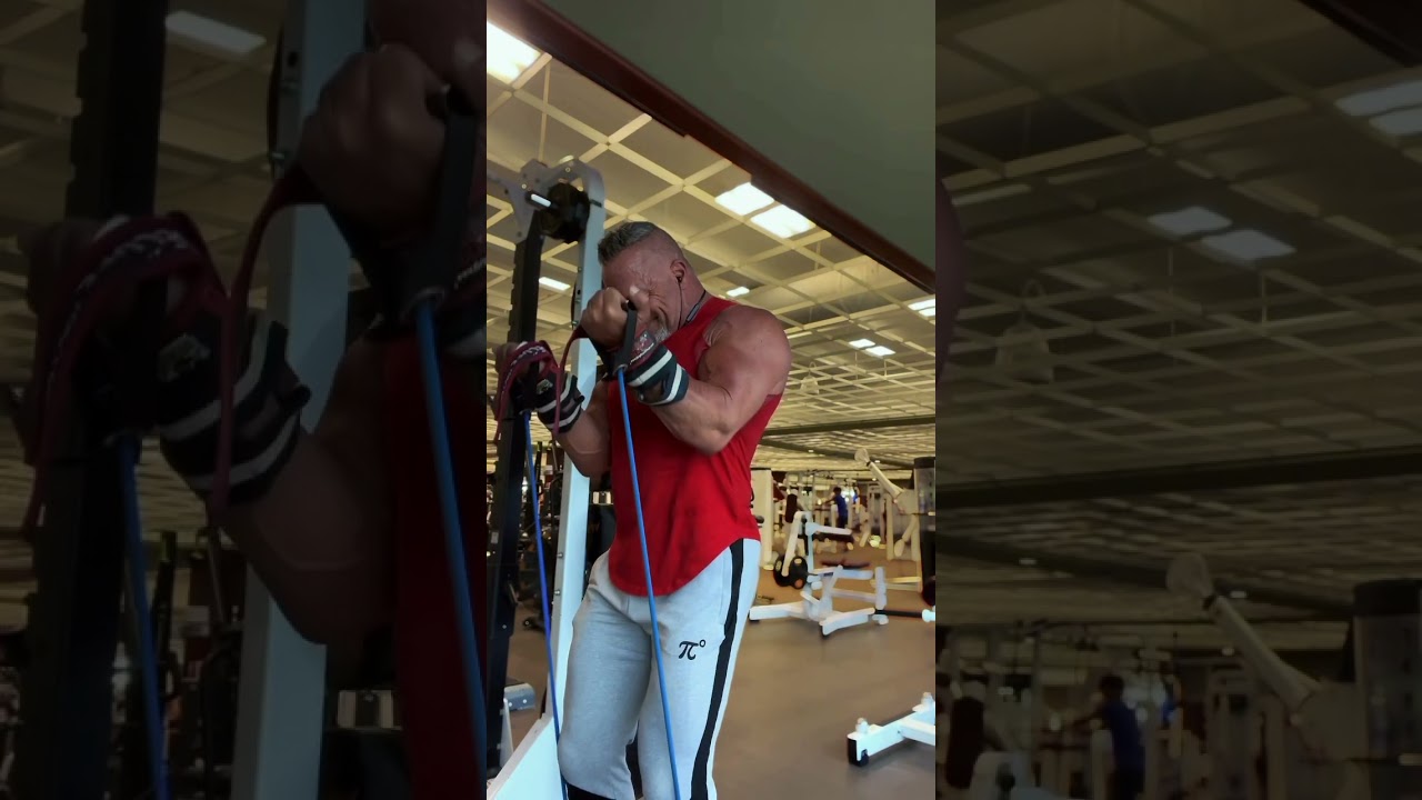 If you wanna get that little extra pump at the end, your bicep workout try some bands #bicepworkout