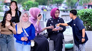 PRANK NITIP GELAS KE ORANG TERUS KASIH UANG SEOLAH JADI PENGEMIS