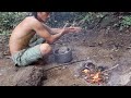 Making ceramic utensils. Survival in the rainforest