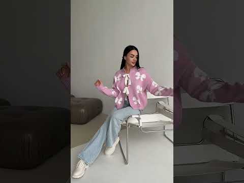 Женский молодежный свитер кардиган плотной вязки с принтом и завязками бантики, видео 1