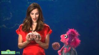 Sesame Street: Jennifer Garner  Galoshes