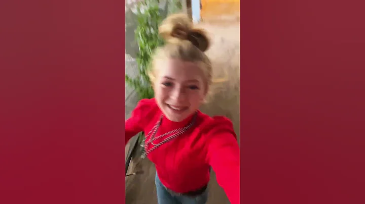 This trend but Showpig Version of course! Karis and Smack Down at a livestock show! #showpigs #pigs