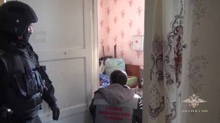 В Омске сотрудники полиции освободили взятую в заложницы 13-летнюю девочку
