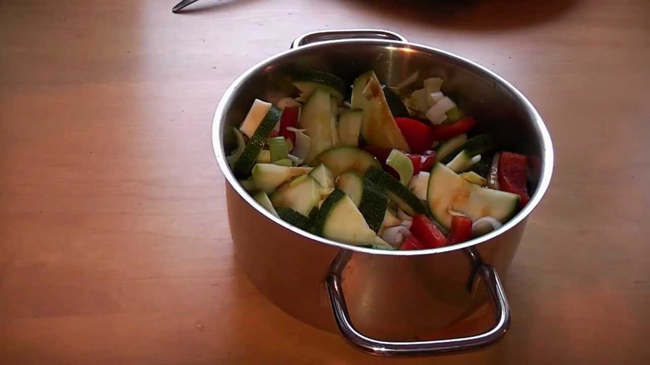 Zucchini-Paprika-Lauchgemüse mit einem Schuss Essig