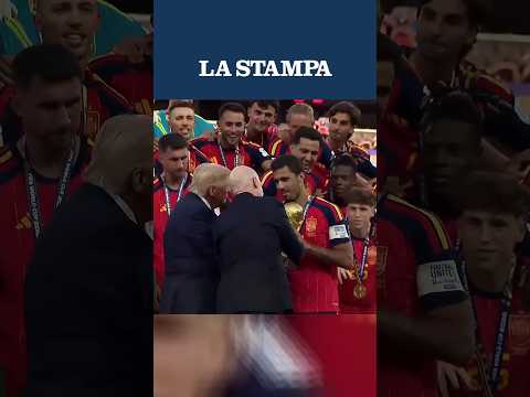 Video TRUMP prova a infilarsi nella foto della SPAGNA CAMPIONE del MONDO