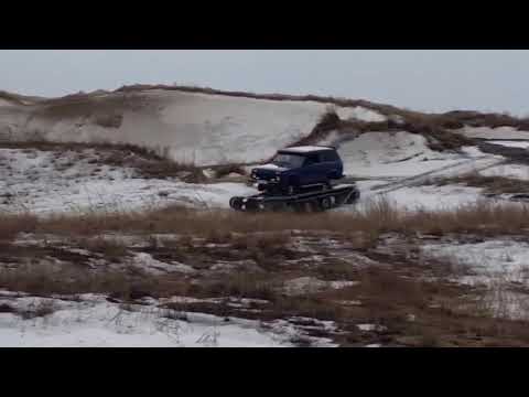 Нива едет по