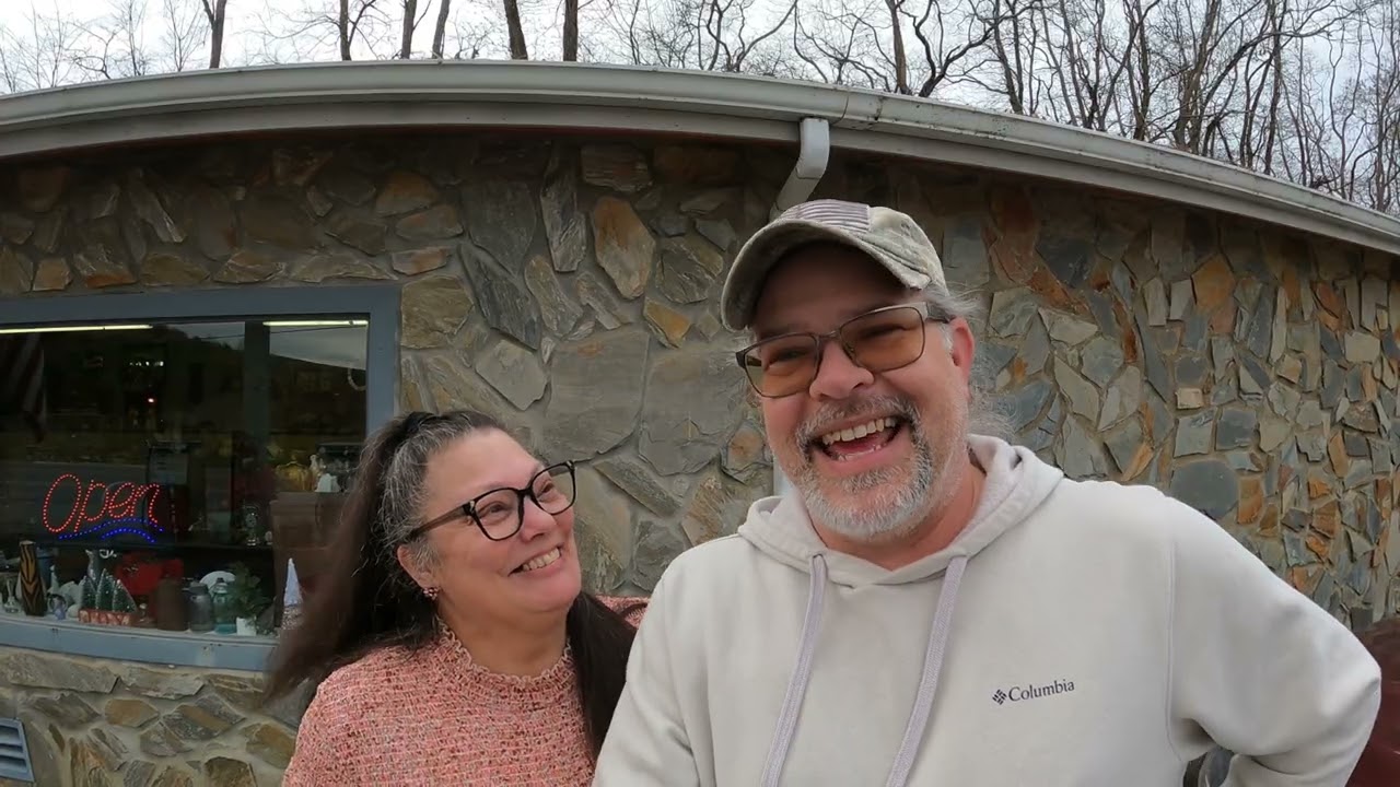 Покупки Стеф в магазине Country Road Antiques & More в городе Чакки, штат Теннесси.