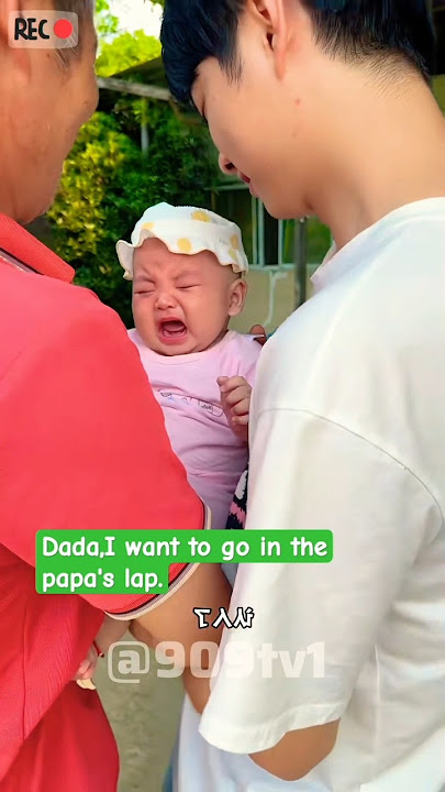 Dada,I want to go in the papa's lap. #baby