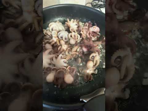 маленькие жареные осьминоги на сковороде👍🐙🐙🐙