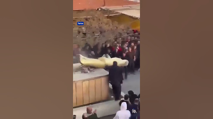 Suriye'de halk, kanlı rejimin sembolü olarak gördüğü Hafız Esed'in heykellerini yıkıyor
