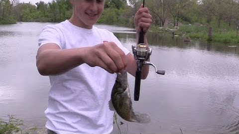 BANK FISHING TIPS - Spawning Crappie with a bobber!
