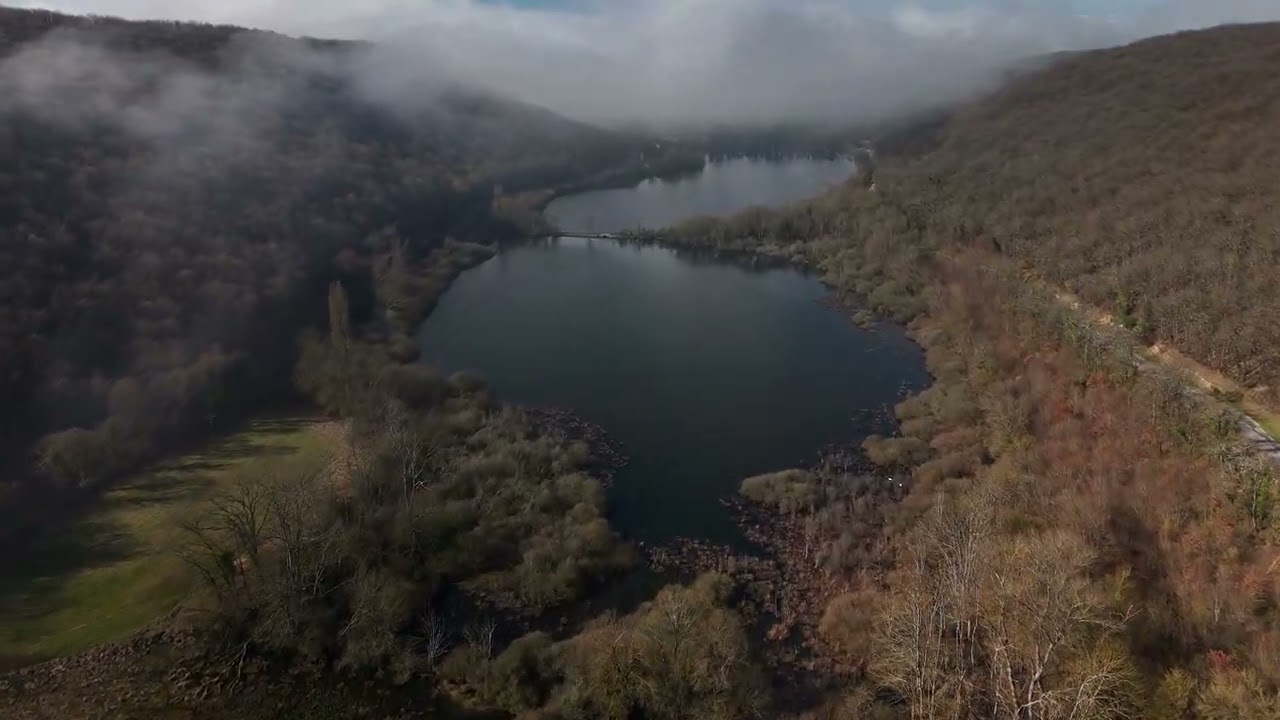 Le château surplombant l'étang dans la vallée au milieu du brouillard 😊
