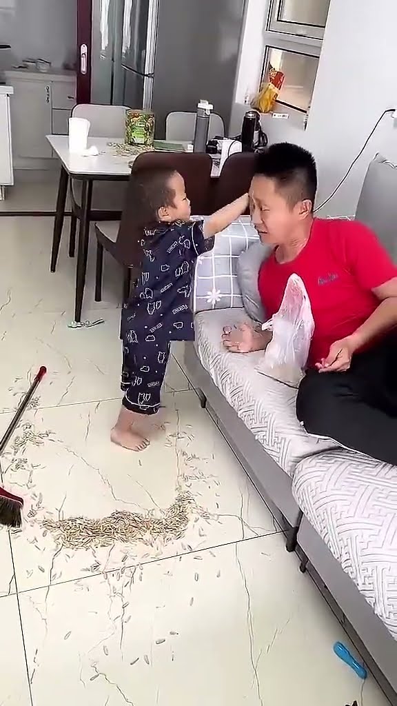 爸爸吃瓜子吐了一地，儿子直接上手实在是看不下去了！#Cute baby#Cute#呆萌小米宝#聪明宝宝#萌娃