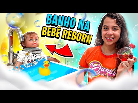 AS MENINAS DERAM BANHO DE VERDADE NO BEBÊ REBORN !