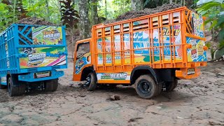 Truk Canter Warna Orange Oleng Proyek Muat Tanah Overload