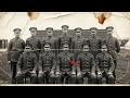 Este hombre uniformado de 1902 sonríe levemente — pero su insignia no coincide con ningún regimiento