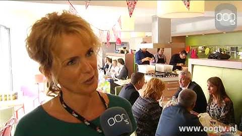 Bert Visscher en Arno van der Heyden serveren lunch