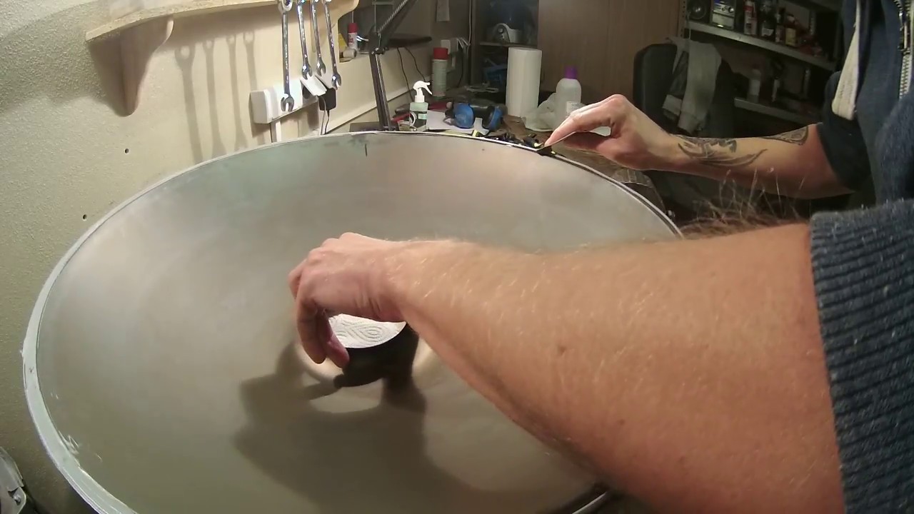 Karumi Steel at work: gluing the shells