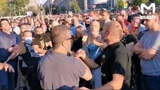 В Сербии народ протестует устаивает митинги и беспорядок против правительства парламент Белграда
