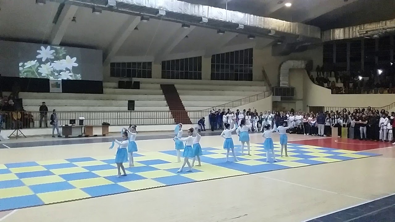 رقصة ع اغنية انت عمري