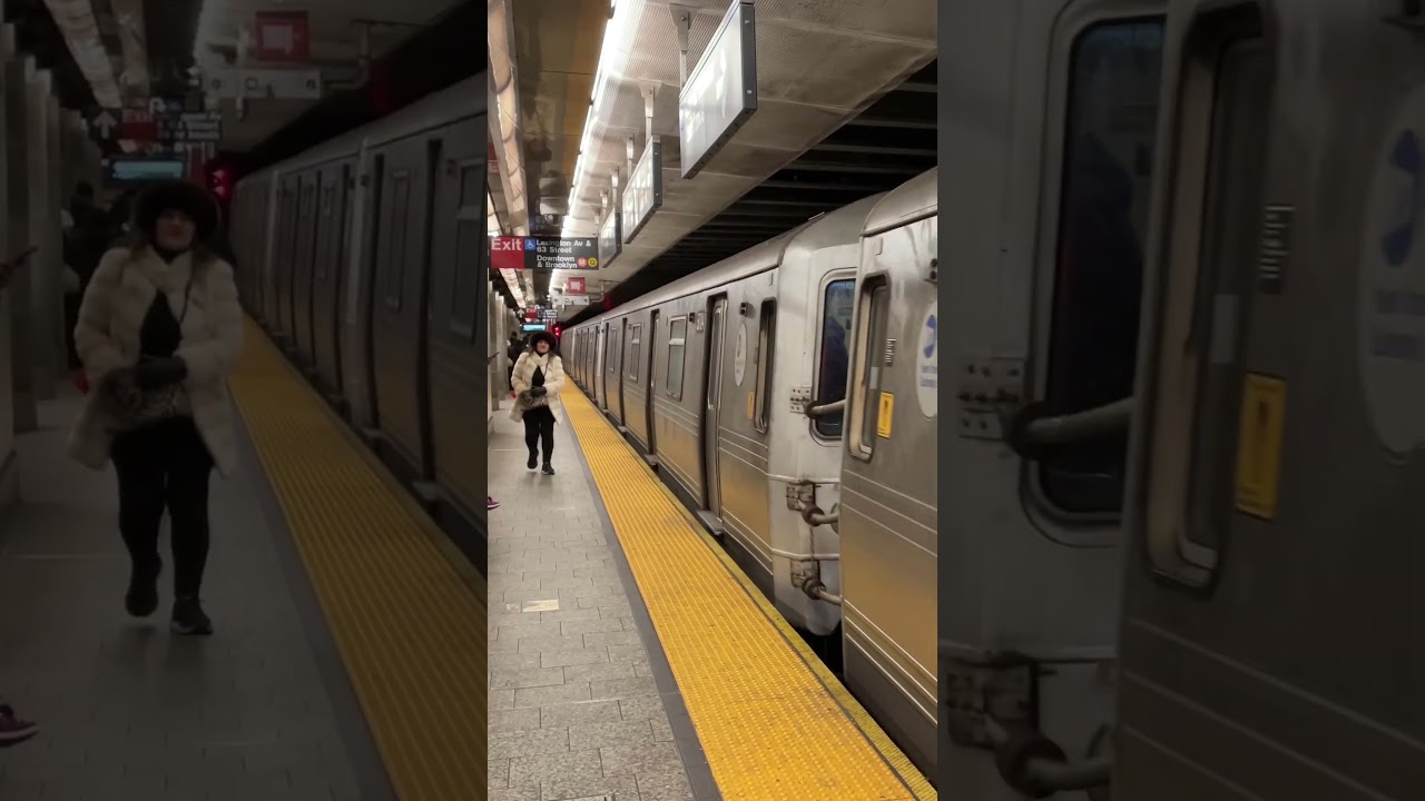 New York City Subway | (Q) Train Arriving at Lexington Avenue-63rd Street 