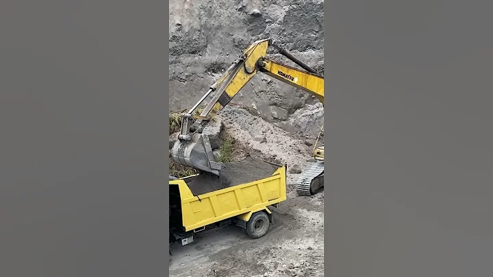 Yellow KOMATSU PC200 loading yellow truck || #mitsubishi #excavator #machine #truck #quarry #diy
