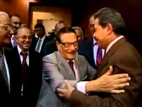 ‫المنافق الكبير توفيق عكاشة يبوس ايد صفوت الشريف‬‎ - YouTube